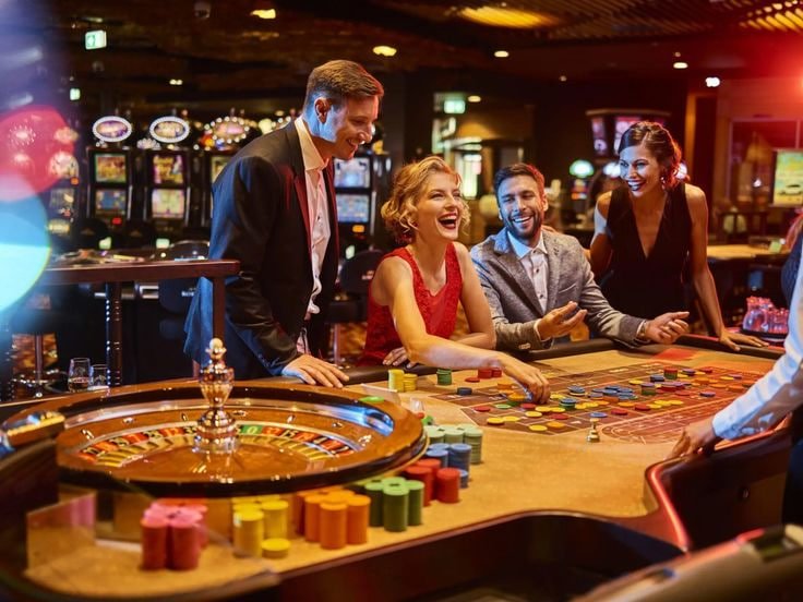 Pemain menggunakan smartphone untuk pengalaman live casino interaktif